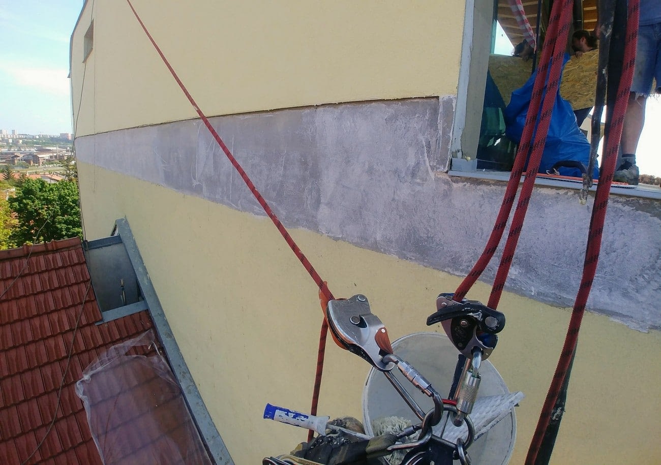 Parlinka a penetrační nátěr fasády - výškové práce Parlinka a penetrační nátěr fasády - výškové práce