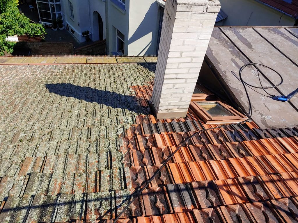 Čištění střechy od mechu, apliakce MECHOSTOP – Brno