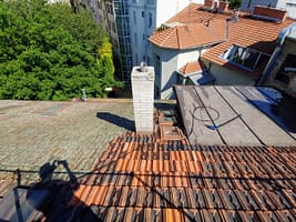 Odstranění mechu ze střechy
