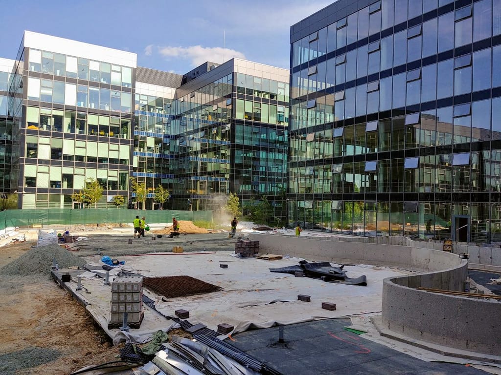 Výškové mytí oken Campus Square – Brno Výškové mytí oken Campus Square – Brno